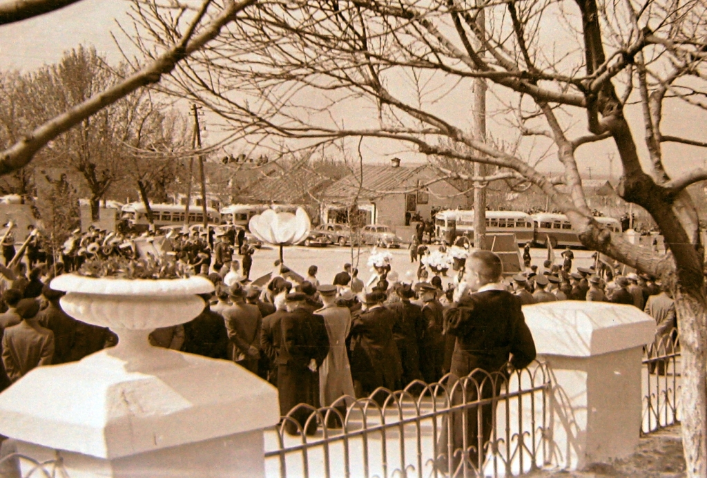  1 мая. Вид на площадь от трибуны   2